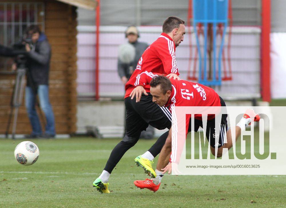 FC Bayern Training, Saebenerstrasse,Muenchen, Fussball,Sport,im Rafinha von Franck Ribery gefoult EP_prz