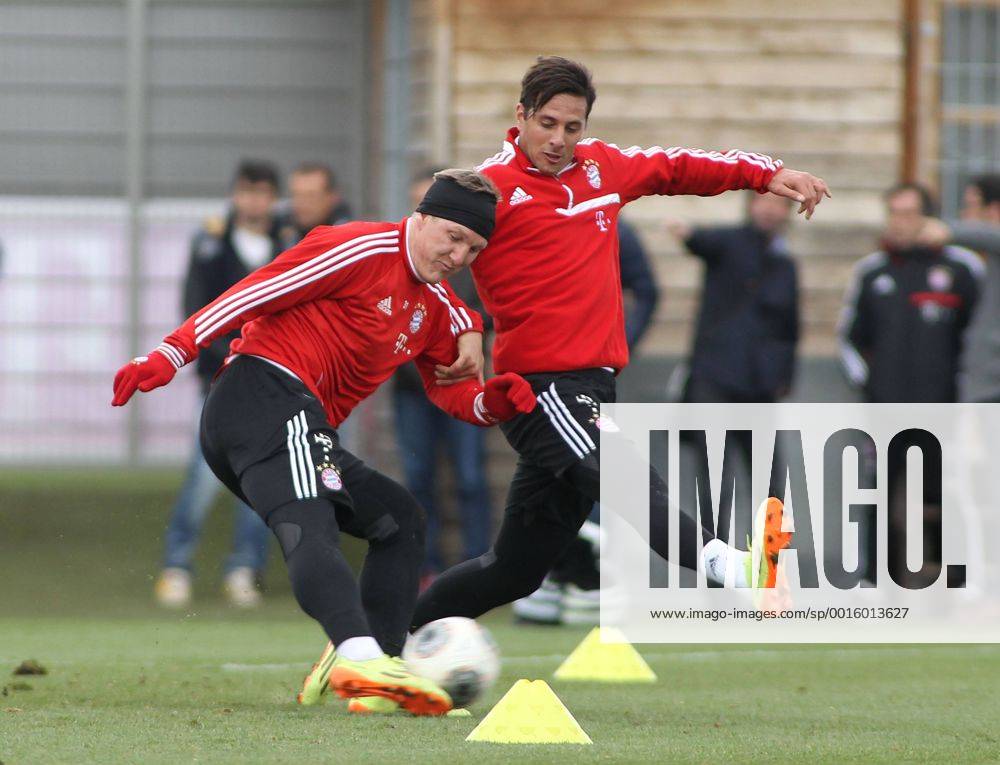 FC Bayern Training, Saebenerstrasse,Muenchen, Fussball,Sport,im Bastian Schweinsteiger vs Claudio Pizarro EP_prz