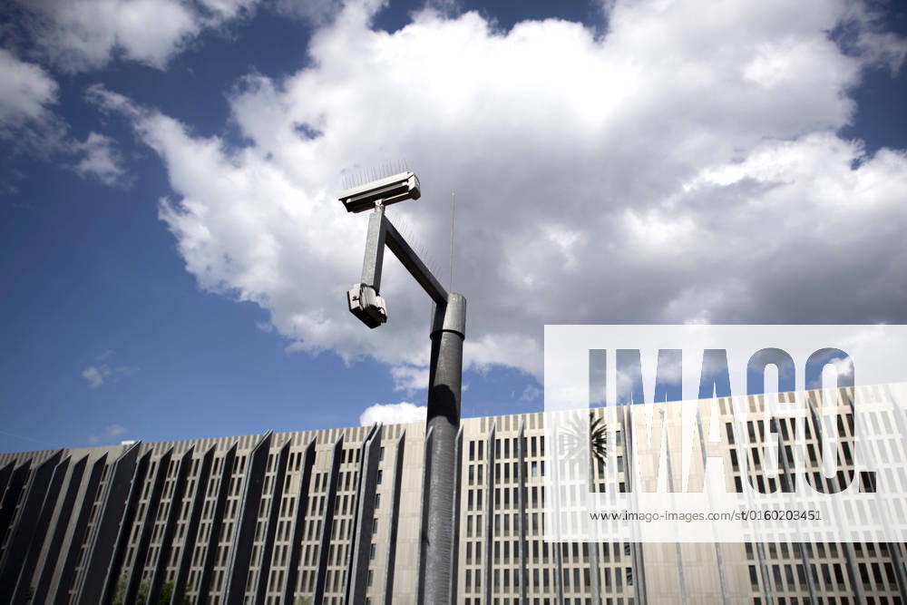 BND headquarter DEU, Deutschland, Germany, Berlin, 12.05.2022 Ueberwachungskamera und Aussenansicht Zentrale vom Bundesnachrichtendienst BND in Berlin. Das umzaeunte rund 260.000mÂ² grosse Gelaende mit dem Gebaeudeensemble und 4000 Mitarbeitern befindet sich im Berliner Ortsteil Mitte an der Chausseestraße. Fuer die architektonische Umsetzung der einzelnen Teilprojekte sind die Architekturbüros Jan Kleihues + Kleihues (Hauptgebaeude), Henn Architekten (Nordbebauung) und Lehmann Architekten (Suedbebauung) zustaendig. en: Surveilance Camera and Exterior view of the headquarter of the Bundesnachrichtendienst Federal Intelligence Service agency BND in Berlin, Germany. The fenced around 260,000mÂ² site with the building ensemble and 4000 emplo