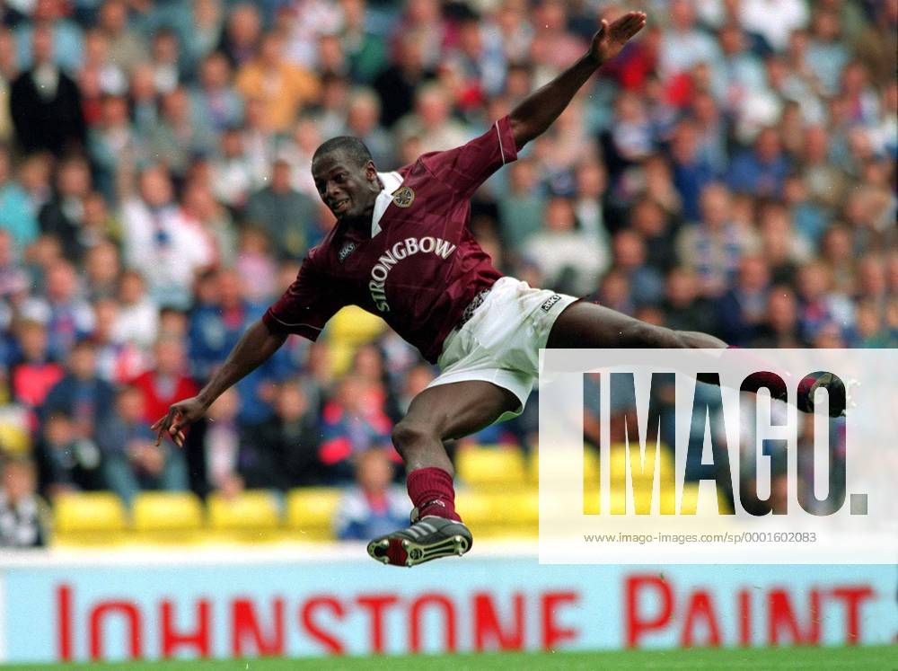 Justin Fashanu (Hearts of Midlothian) - Seitfallzieher - Fußball Herren Scottish Premier League 1993 1994, 1. Schottische Liga, Heart of Midlothian, Vdia Einzelbild Glasgow Dynamik,