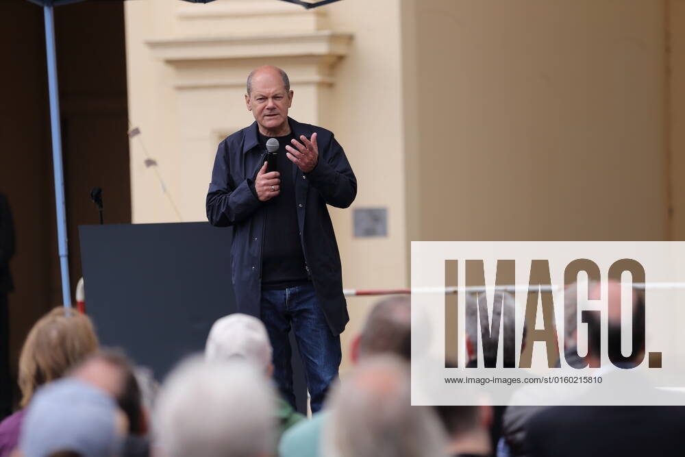 Chancellor Olaf Scholz SPD speaks at a constituency meeting with citizens about the war in Ukraine, Brandenburg Gate, Potsdam, 29 May 2022 constituency meeting Chancellor Scholz.
