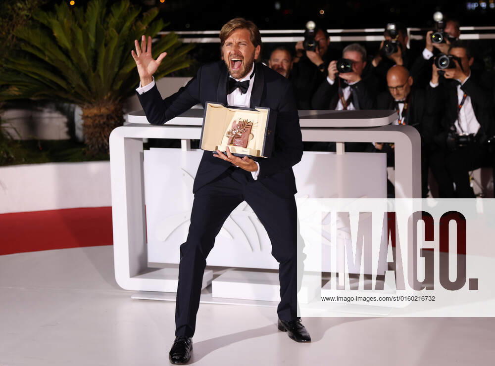 Bilder des Jahres 2022, Entertainment 05 Mai (220529) -- CANNES, May 29, 2022 -- Swedish director Ruben Ostlund poses during a photocall after his film Triangle of Sadness won the Palme d Or at the closing ceremony of the 75th edition of the Cannes Film Festival in Cannes, southern France, May 28, 2022. ) FRANCE-CANNES-FILM FESTIVAL-CLOSE GaoxJing