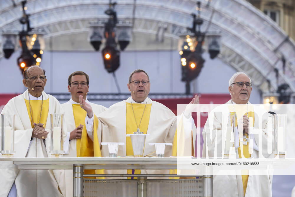 From left Oswald Gracias Archbishop of Mumbai , Deaco