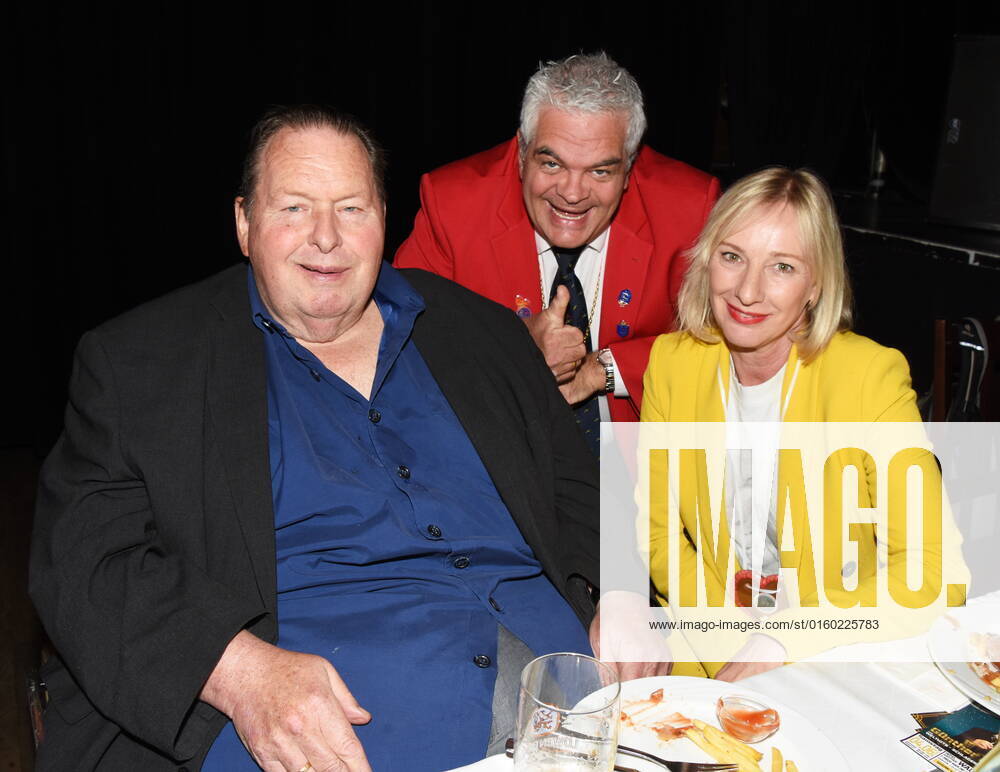 Ottfried Simone Fischer Cabarattist with Guenther Grauer Narrhalla President Munich 29 05 2011 Wirtshaus im Schlachthof Narrhalla Sigi Sommertaler Award 2022 Munich