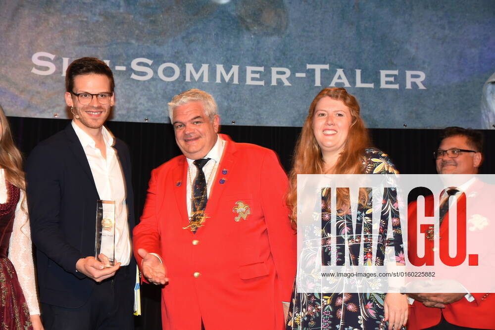 Martin Frank cabaret artist award winner Guenther Grauer Narrhalla president laudator Franziska Wanninger cabaret artist Munich 29 05 2011 Wirtshaus im Schlachthof Narrhalla Sigi Sommertaler award 2022 Munich