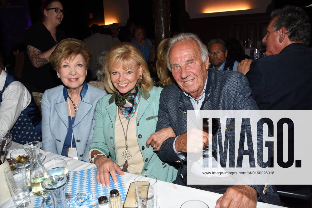 Carolin Reiber presenter Margot Guenther Steinberg host Munich 29 05 2011 Wirtshaus im Schlachthof Narrhalla Sigi Sommertaler award 2022 Munich
