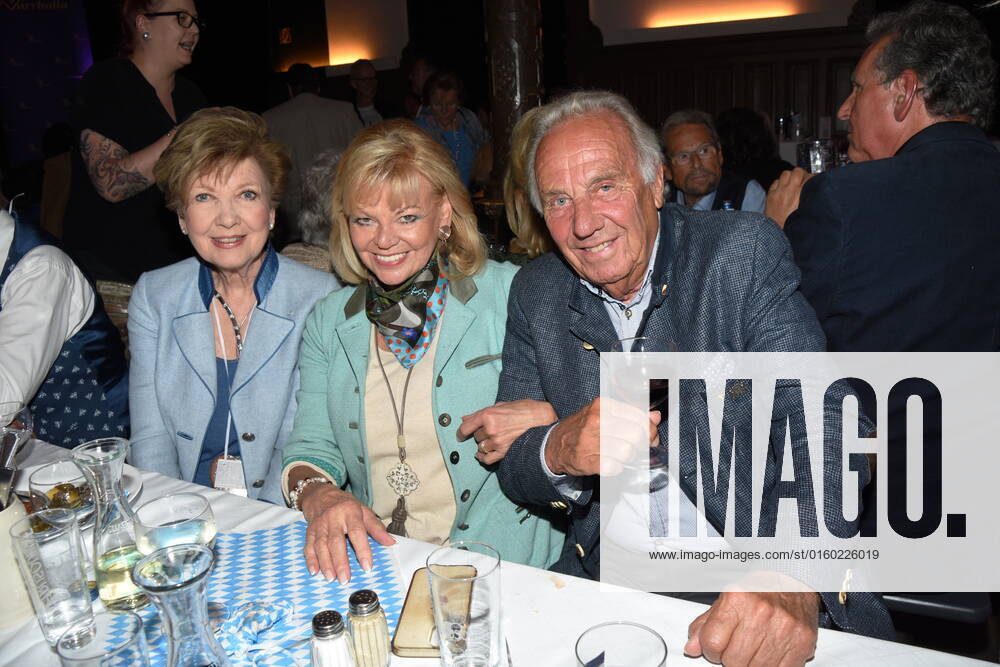 Carolin Reiber presenter Margot Guenther Steinberg host Munich 29 05 2011 Wirtshaus im Schlachthof Narrhalla Sigi Sommertaler award 2022 Munich