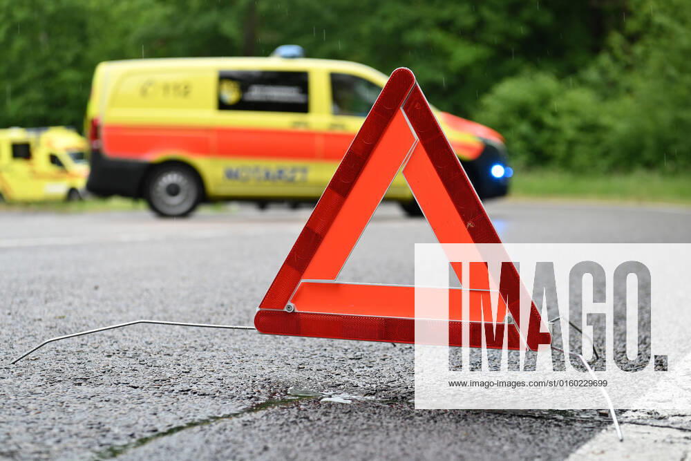 Warning triangle, securing an accident site