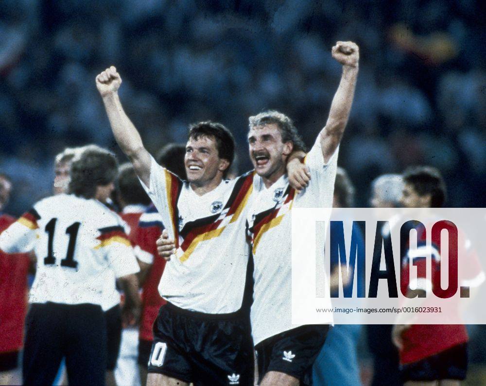 Weltmeisterschaft 1990 Finale in Rom. Lothar Matthäus (l.) und Rudi Völler jubeln nach dem WM-Gewinn. HM
