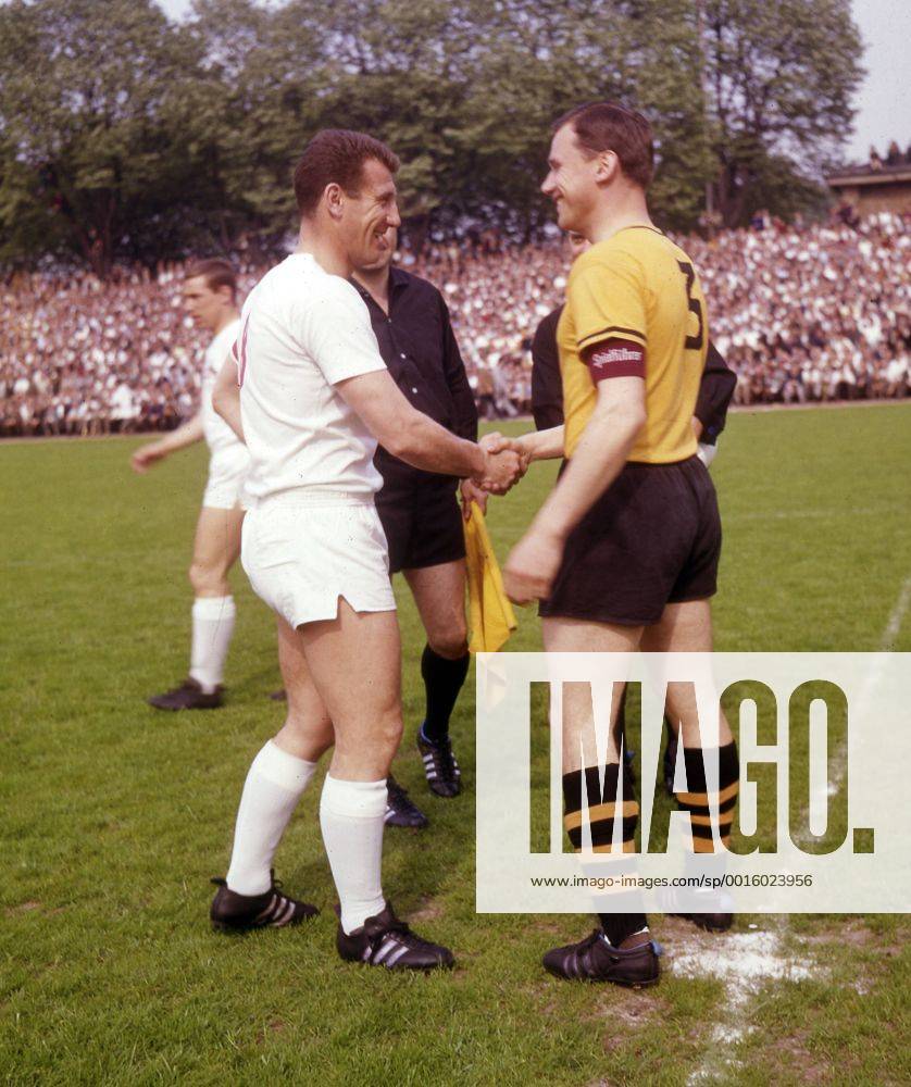 Begrüssung Hans Schäfer (1.FC Köln) und Gerd Cyliax (Borussia Dortmund) 15.5.1965 HM