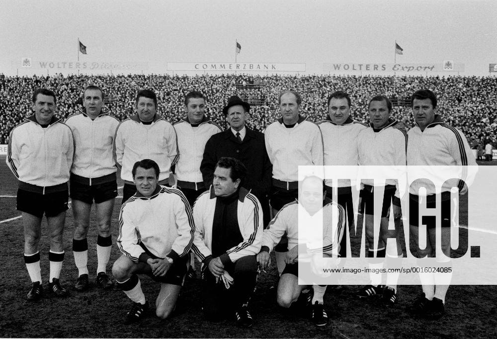 Die Weltmeistermannschaft von 1954 bei einem Benefizspiel am 14.4.1969, hi.v.li.: Fritz Walter, Horst Eckel, Helmut Rahn, Ottmar Walter, Sepp Herberger, Werner Liebrich, Jupp Posipal, Max Morlock, Hans Schäfer, vorn: Karl Mai, Toni Turek und Werner Kohlmeyer HM