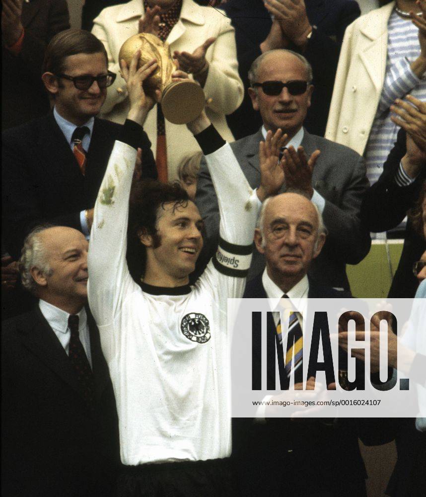Fussball-Weltmeisterschaft 1974 Finale Deutschland-Niederlande Kapitan Franz Beckenbauer mit Pokal HM