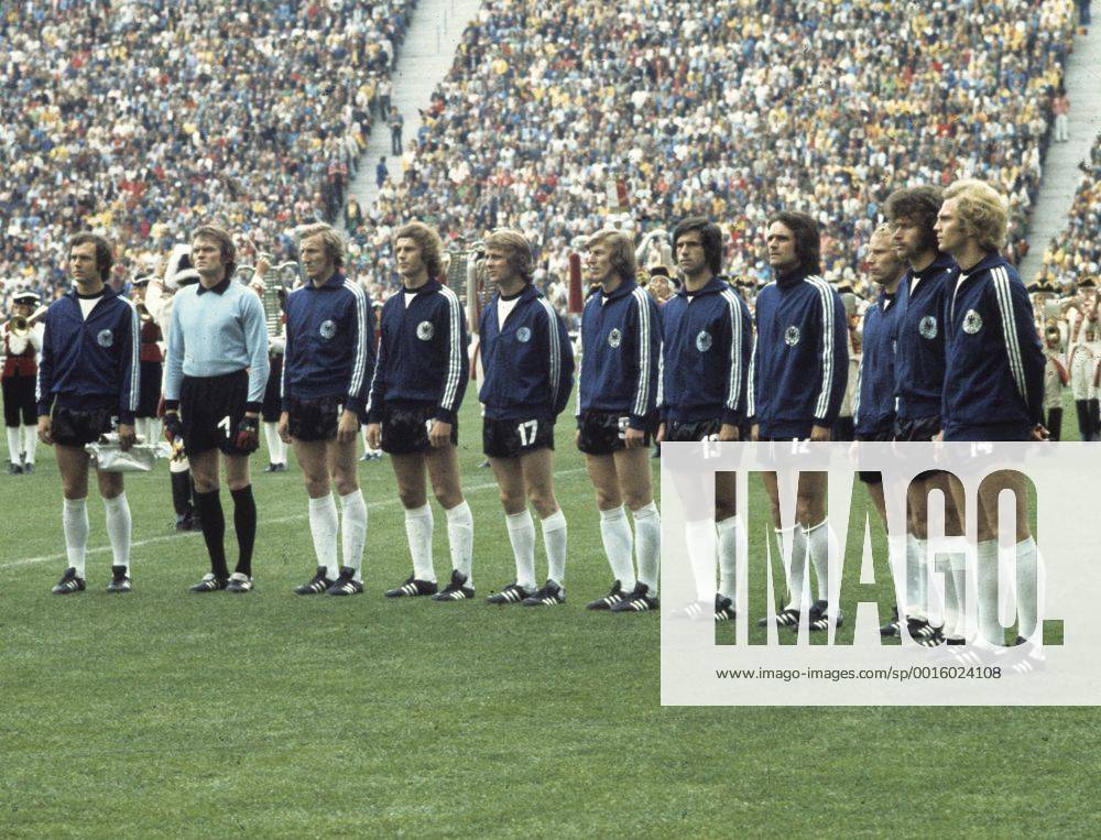 Fussball-Weltmeisterschaft 1974 Finale Team Deutschland v.l. Franz Beckenbauer, Torwart Sepp Maier, Hans Georg -Katsche- Schwarzenbeck, Rainer Bonhof, Bernd Hölzenbein, Jürgen Grabowski, Gerd Müller, Wolfgang Overath, Berti Vogts, Paul Breitner, Uli Hoeness HM