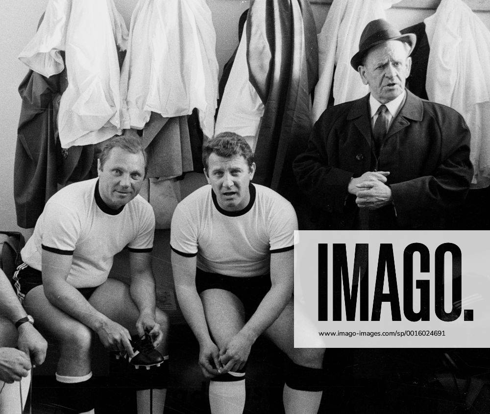 WM Elf 1954 - Prominentenauswahl 14.4.1969. V.l: Max Morlock, Hans Schaefer und Alt-Bundestrainer Sepp Herberger. HM