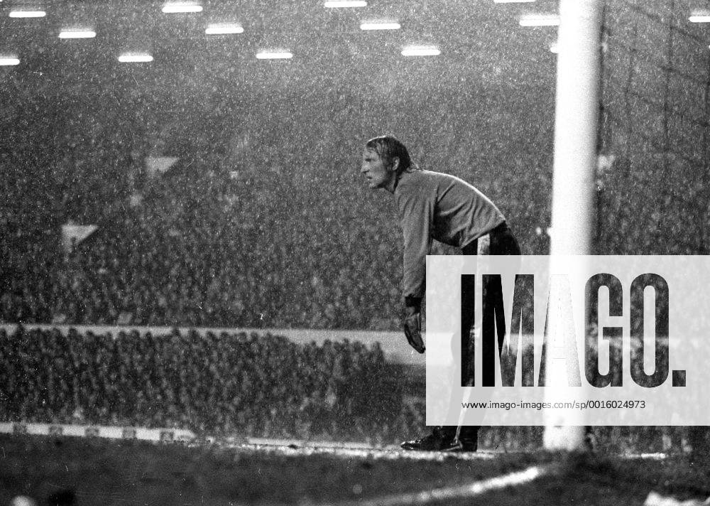 Europapokal 72 73. FC Liverpool - Borussia Mönchengladbach 09.5.1973 (Spielabbruch in der 28.Min). Tw. Wolfgang Kleff (MG) im Regen. HM