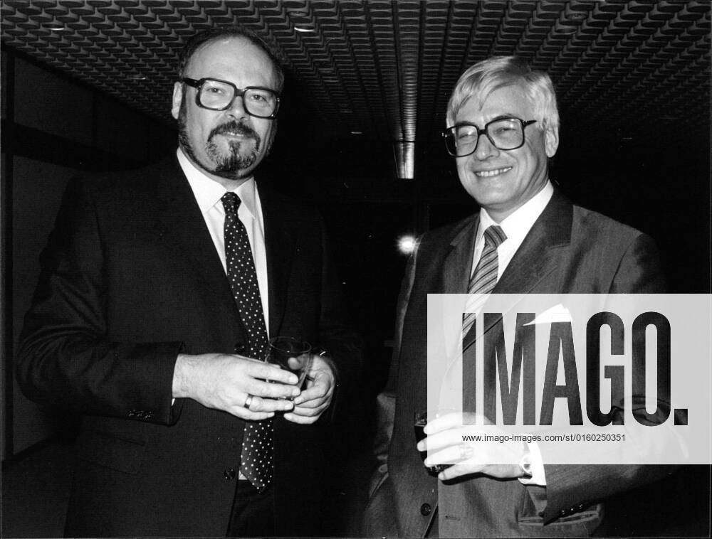 Gerhard van Haaren und Christian Schwarz-Schilling Die Abbildung zeigt den Postgewerkschafter Gerhard van Haaren (links) und den Postminister Christian Schwarz-Schilling im Jahr 1982.,