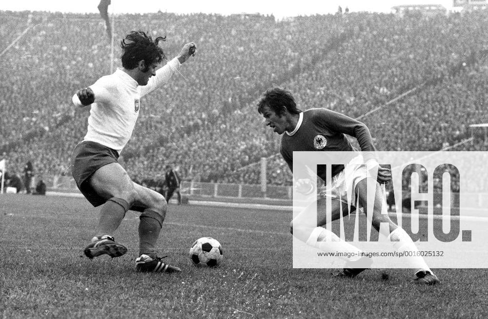 EM - Qualif. Polen-Deutschland 1:3 Warschau 10.10.1971 Jupp Heynckes im Zweikampf HM