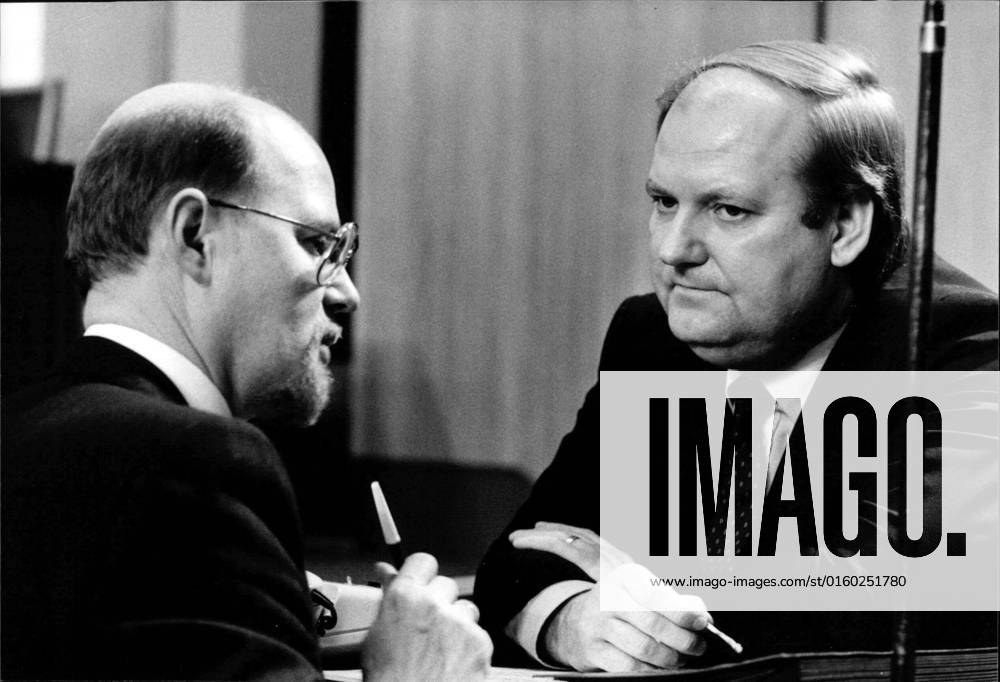 Dietrich Stobbe & Klaus Riebschläger Rücktritt des Berliner Senats: Der SPD-Fraktionsvorsitzender Klaus Riebschläger (l.) im Gespräch mit dem Regierenden Bürgermeister von Berlin Dietrich Stobbe, 1981.,