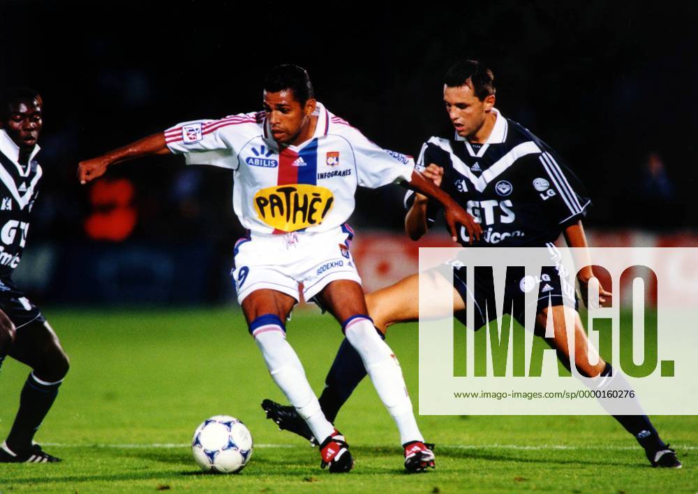 Sonny Anderson (Lyon) am Ball Fußball Herren Saison 1999 2000, Französische Liga, FC Girondins de Bordeaux - Olympique Lyonnais 1:3, Gruppe Stade Lescure Bordeaux Kampf,