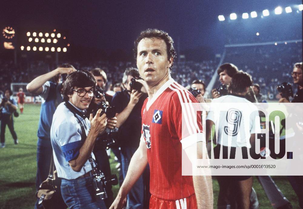 Franz Beckenbauer (HSV) blickt bei seinem Abschiedsspiel auf eine lange Karriere zurück Fußball 1. BL Herren Franz Beckenbauers Abschiedsspiel 1981 1982, Hamburger SV - BR Deutschland 2:4, BRD Totale Volksparkstadion, Stadion Hamburg