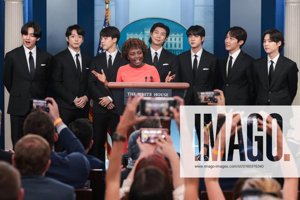 Bilder des Jahres 2022, Entertainment 05 Mai Entertainment Themen der Woche KW22 May 31, 2022, Washington, District of Columbia, USA: Band members from South Korean boy band BTS, also known as the Bangtan Boys, join White House Press Secretary KARINE JEAN-PIERRE during her daily press briefing in the James S. Brady Briefing Room at the White House. Washington USA - ZUMAs152 20220531_zaa_s152_003