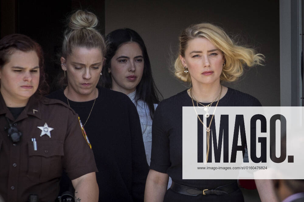Amber Heard nach Schuldspruch im Prozess gegen Johnny Depp in Fairfax Actress Amber Heard, right, and her sister Whitney Heard, left, depart the Fairfax County Courthouse following the verdicts in her trial against Johnny Depp in Fairfax, Virginia, Wednesday