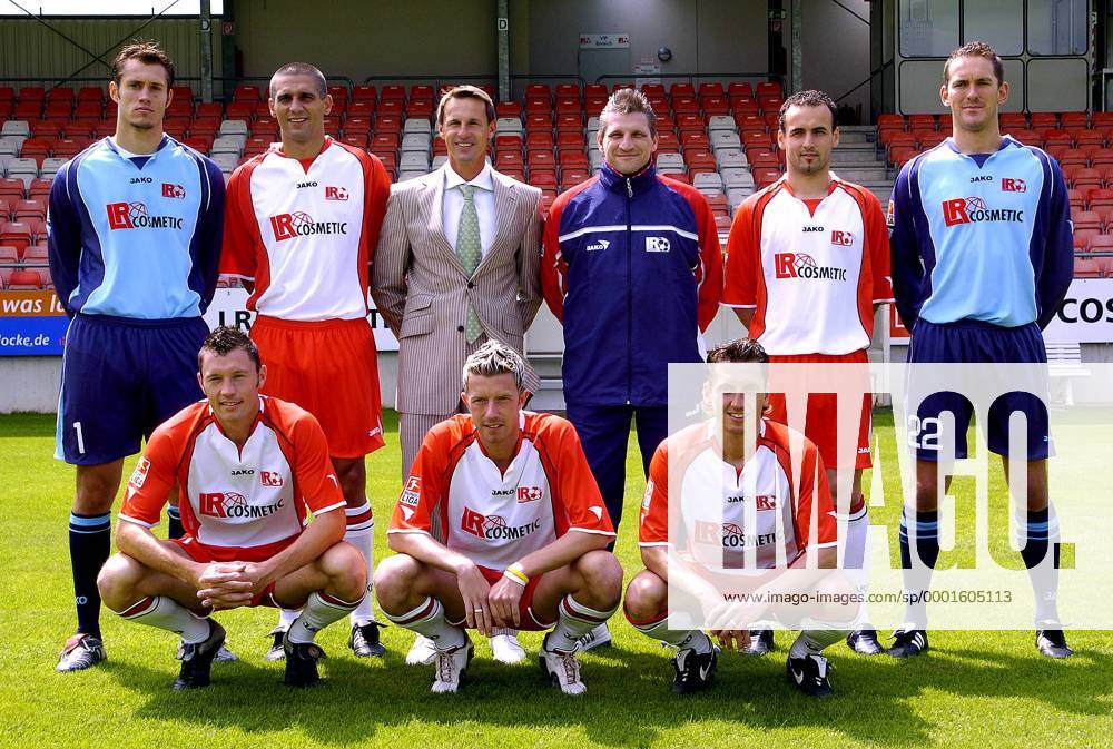 Trainer Frantisek Straka (3. v.li.) präsentiert die Ahlener Neuzugänge, hi.v.li.: Torwart Pascal Borel, Radoslav Kaluzny, Co Trainer Thomas Kastenmaier, Catalin Racanel, Torwart Timo Reus; vorn: Ralf Keidel, Nico Patschinski und Marcel Ketelaer Fußball 2. BL Herren Saison 2005 2006, Präsentation, Vorstellung, Pressetermin, LR Ahlen Gruppe Ahlen