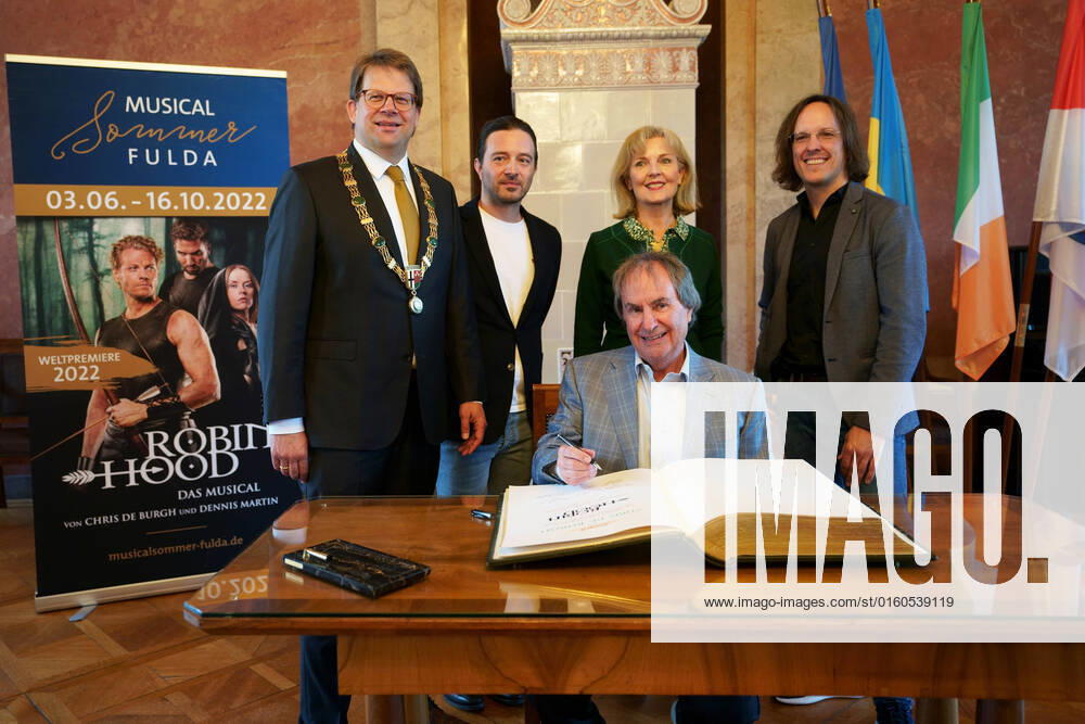 DR HEIKO WINGENFELD, DENNIS MARTIN, DIANE AND CHRIS DE BURGH, PETER SCHOLZ ENTRY IN THE GOLDEN BOOK OF THE CITY OF FULDA FULDA CASTLE