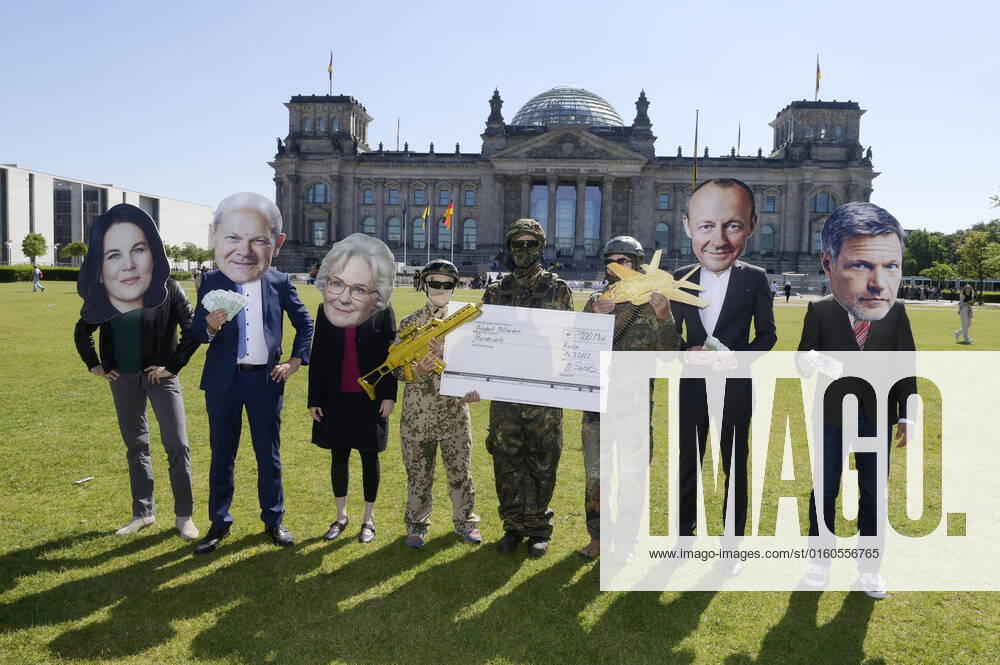 Activists at a protest action against the so-called special fund of 100 billion for the Bundeswehr in front of the Reichstag building Berlin, 03 06 2022 Foto:xF.xFuturexImage