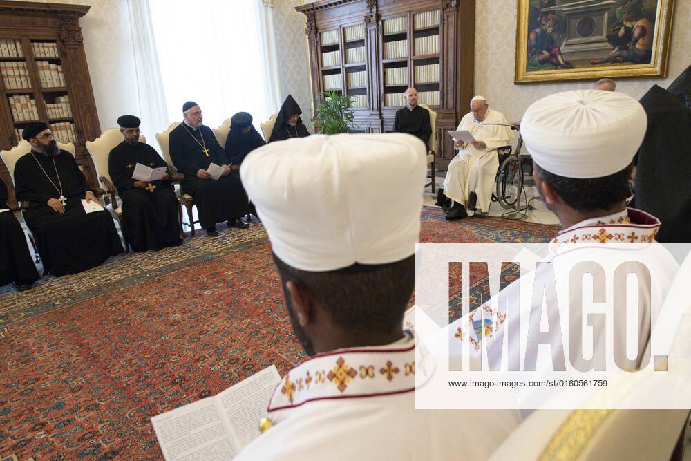 Vatikan, Papst Franziskus empfängt Vertreter Orthodoxer Kirchen Italy, Rome, Vatican, 22 06 3 Pope Francis received in Audience a Delegation of young priests and monks from Eastern Orthodox Churches at the Vatican . Photograph by Vatican Media Catholic Press Photo. RESTRICTED TO EDITORIAL USE - NO MARKETING - NO ADVERTISING CAMPAIGNS Papa Francesco ha ricevuto in udienza una delegazione di giovani sacerdoti e monaci delle Chiese ortodosse orientali in Vaticano