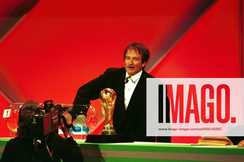 Schauspieler Robin Williams (USA) wühlt mit der Hand im Lostopf Fußball WM Herren Auslosung zur Fußball WM 1994, FIFA World Cup, Weltmeisterschaft, Worldcup, Einzelbild Las Vegas Spannung,