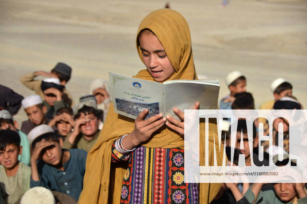 Frauen unter dem Taliban Regime in Afghanistan (220603) -- KANDHAR, June 3, 2022 -- A girl reads during a class at a mobile school in Kandhar province, Afghanistan, June 2, 2022. A mobile school has been set up in Kandhar province of Afghanistan. The mobile school travels from village to village to provide education chances for local kids. (Photo by Xinhua) AFGHANISTAN-KANDHAR-MOBILE SCHOOL SanullahxSeiam