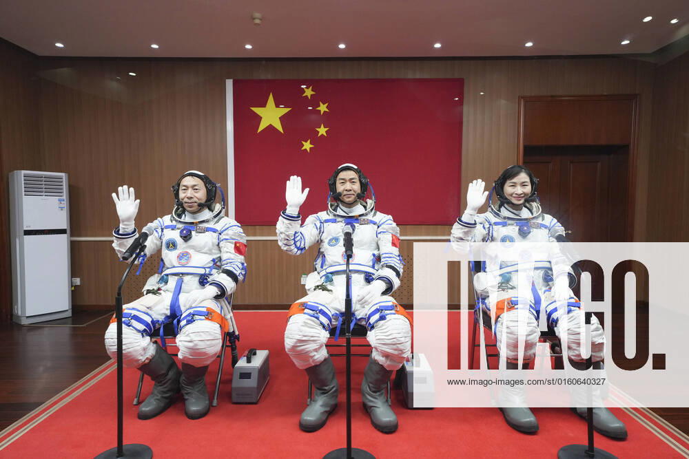 (220605) -- JIUQUAN, June 5, 2022 -- A see-off ceremony for three Chinese astronauts of the Shenzhou-14 crewed space mission is held at the Jiuquan Satellite Launch Center in northwest China, June 5, 2022. Chinese astronauts Chen Dong (C), Liu Yang (R) and Cai Xuzhe will stay in space for about six months. ) CHINA-JIUQUAN-SHENZHOU-14-ASTRONAUTS-SEE-OFF CEREMONY (CN) LixGang