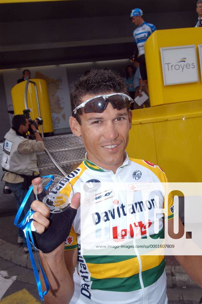 Robbie McEwen (Australien Davitamon Lotto) zeigt stolz seine Etappensieger Plakette - auch noch am Tag danach - Radsport Herren Tour de France 2005, ProTour, Straßenradsport, Radsport, Rad, Straße Einzelbild 6. Etappe: Troyes - Nancy Freude,