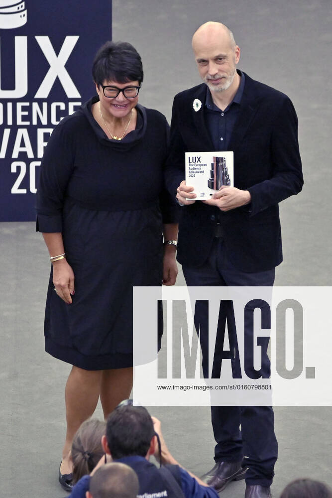 Sabine Verheyen and Sebastian Meise with the 3rd place award for the film Große Freiheit at the Lux Audience Award 2022 ceremony in the plenary hall of the European Parliament Strasbourg, 08 06 2022 Foto:xD.xAnoraganingrumx xFuturexImage