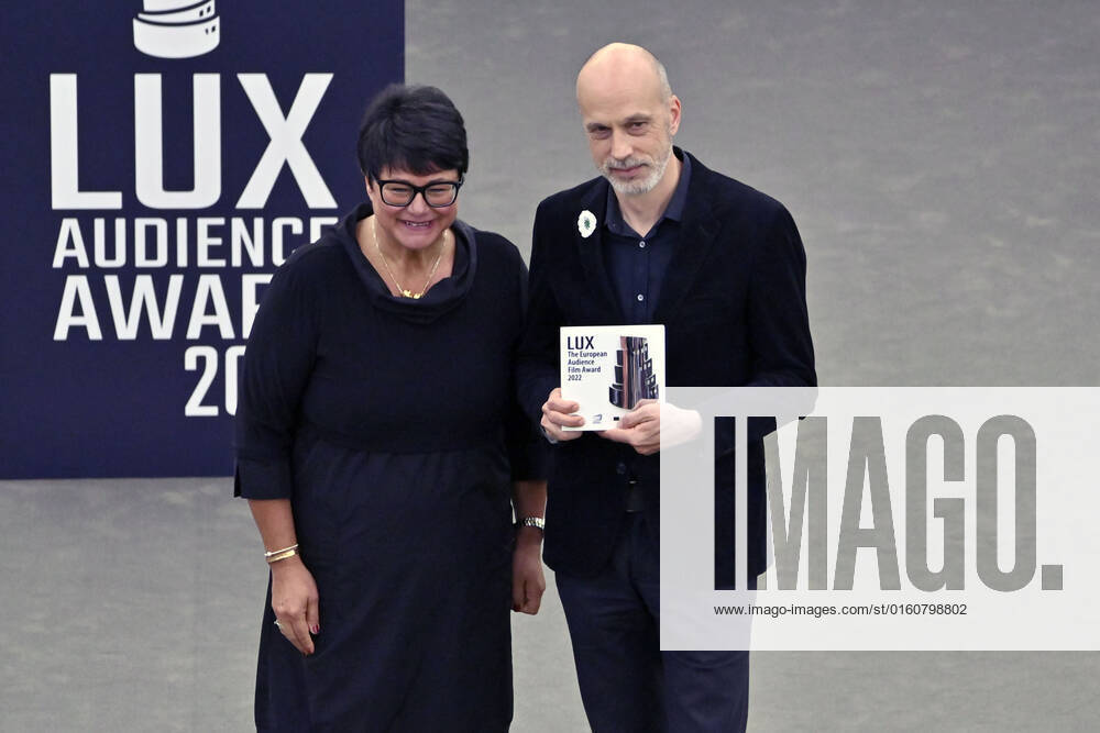 Sabine Verheyen and Sebastian Meise with the 3rd place award for the film Große Freiheit at the Lux Audience Award 2022 ceremony in the plenary hall of the European Parliament Strasbourg, 08 06 2022 Foto:xD.xAnoraganingrumx xFuturexImage