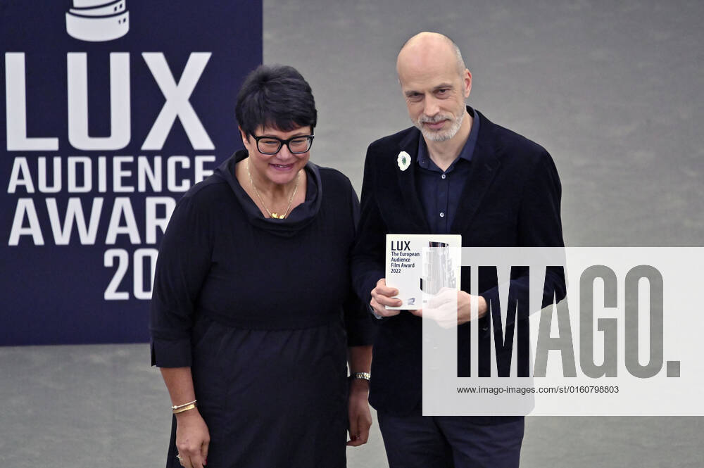 Sabine Verheyen and Sebastian Meise with the 3rd place award for the film Große Freiheit at the Lux Audience Award 2022 ceremony in the plenary hall of the European Parliament Strasbourg, 08 06 2022 Foto:xD.xAnoraganingrumx xFuturexImage