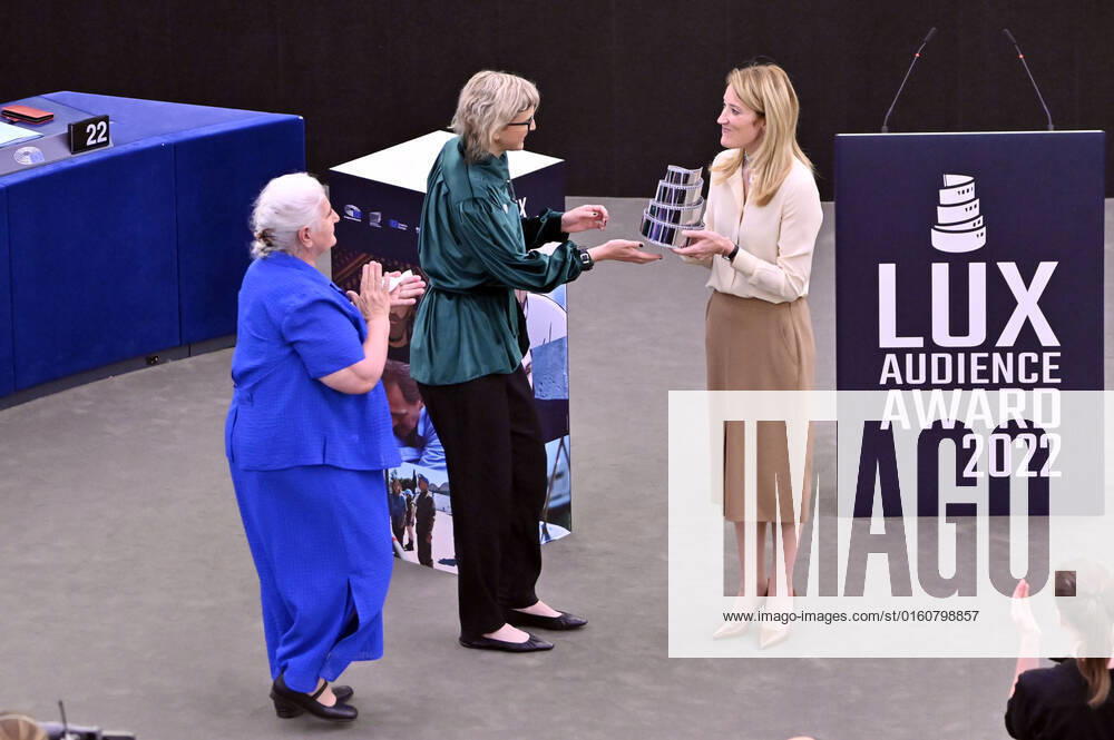 Munira Subasic, Jasmila Zbanic and Roberta Metsola with the award for the best film Quo Vadis, Aida at the Lux Audience Award 2022 ceremony in the plenary hall of the European Parliament Strasbourg, 08 06 2022 Foto:xD.xAnoraganingrumx xFuturexImage