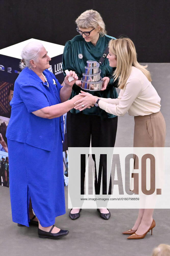 Munira Subasic, Jasmila Zbanic and Roberta Metsola with the award for the best film Quo Vadis, Aida at the Lux Audience Award 2022 ceremony in the plenary hall of the European Parliament Strasbourg, 08 06 2022 Foto:xD.xAnoraganingrumx xFuturexImage