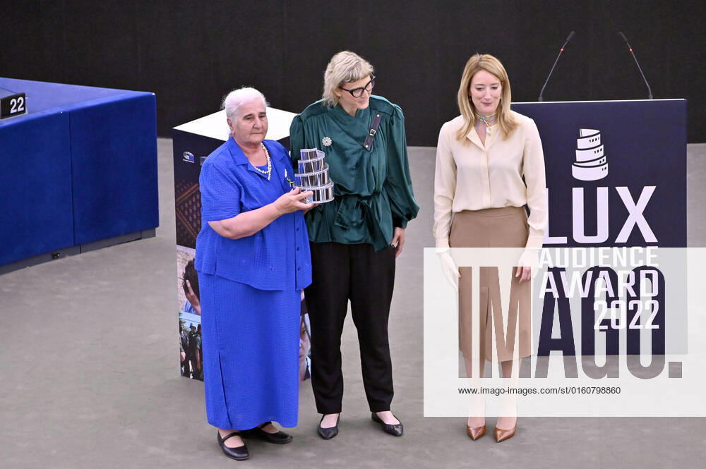 Munira Subasic, Jasmila Zbanic and Roberta Metsola with the award for the best film Quo Vadis, Aida at the Lux Audience Award 2022 ceremony in the plenary hall of the European Parliament Strasbourg, 08 06 2022 Foto:xD.xAnoraganingrumx xFuturexImage