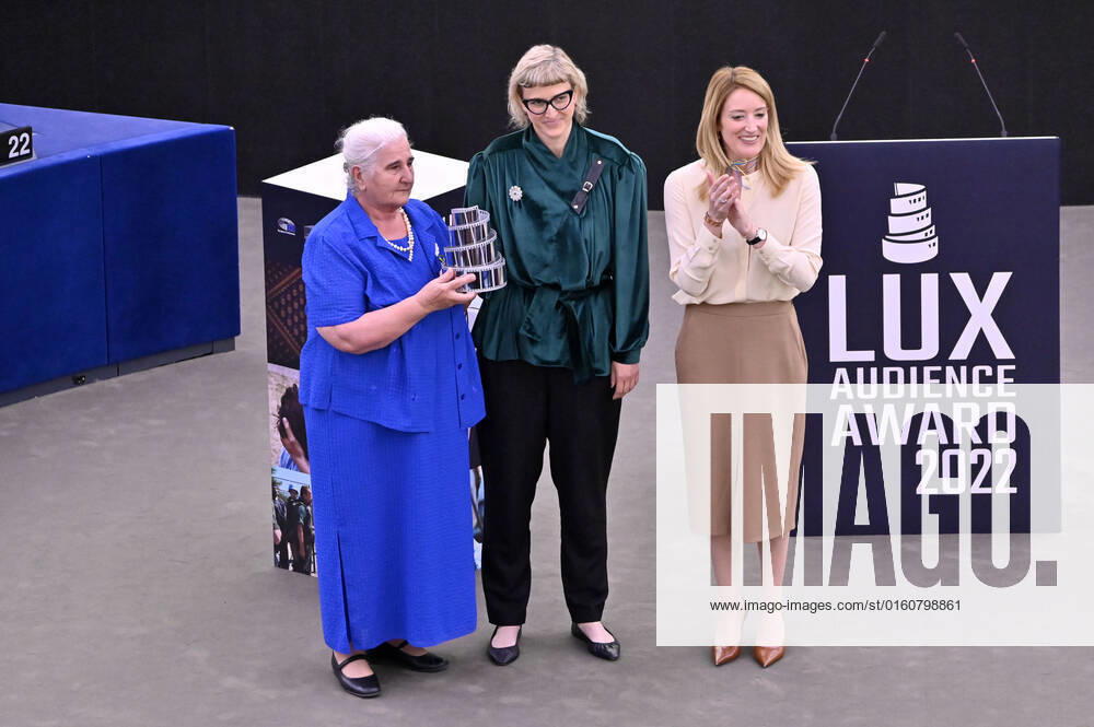 Munira Subasic, Jasmila Zbanic and Roberta Metsola with the award for the best film Quo Vadis, Aida at the Lux Audience Award 2022 ceremony in the plenary hall of the European Parliament Strasbourg, 08 06 2022 Foto:xD.xAnoraganingrumx xFuturexImage