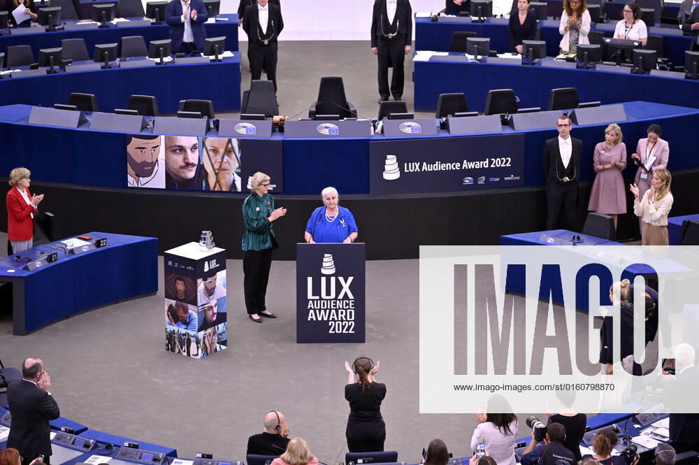Jasmila Zbanic and Munira Subasic with the award for the best film Quo Vadis, Aida at the Lux Audience Award 2022 ceremony in the plenary hall of the European Parliament Strasbourg, 08 06 2022 Foto:xD.xAnoraganingrumx xFuturexImage