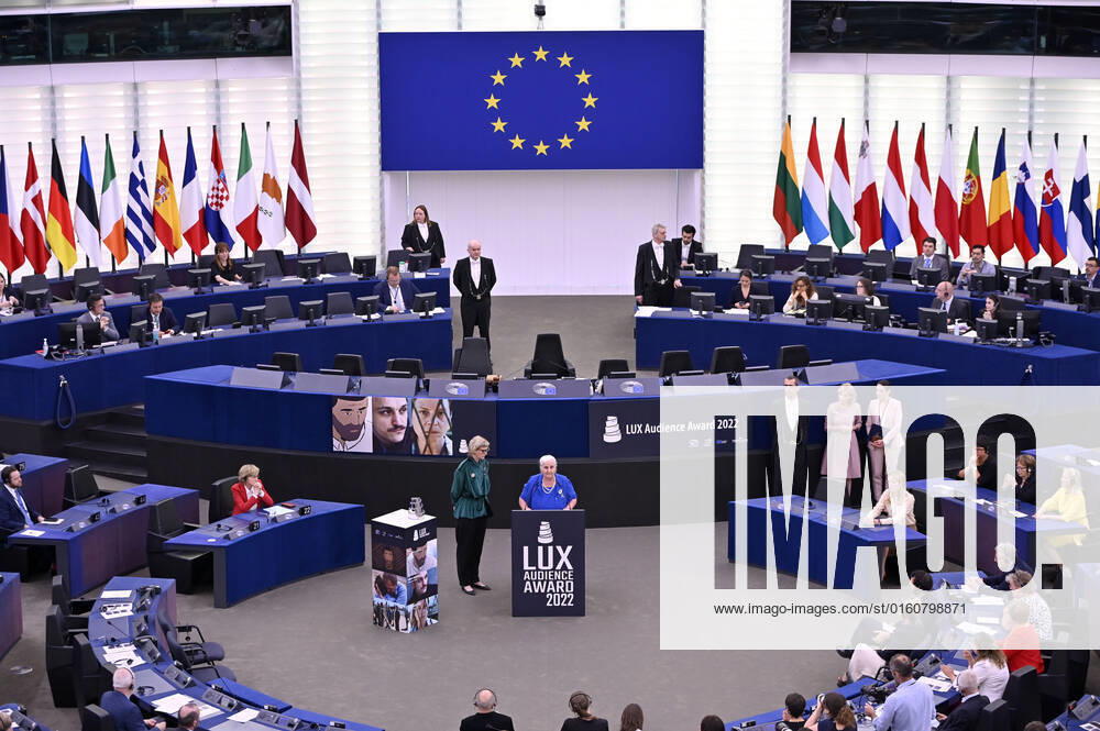 Jasmila Zbanic and Munira Subasic with the award for the best film Quo Vadis, Aida at the Lux Audience Award 2022 ceremony in the plenary hall of the European Parliament Strasbourg, 08 06 2022 Foto:xD.xAnoraganingrumx xFuturexImage
