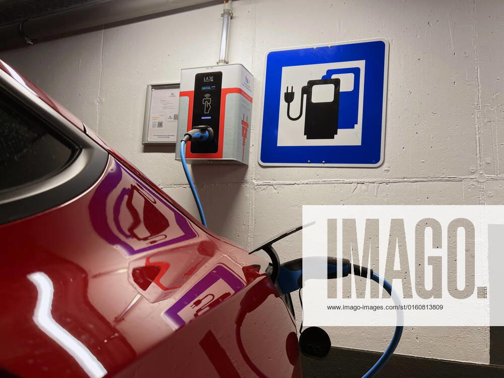 Bad Wörishofen im Allgäu, public charging station for E cars at a parking lot, underground parking lot Bahnhofplatz A Tesla Model 3 is charging its battery at the charging station 09 06 2022, E car charging station 09 06 2022, E car charging station