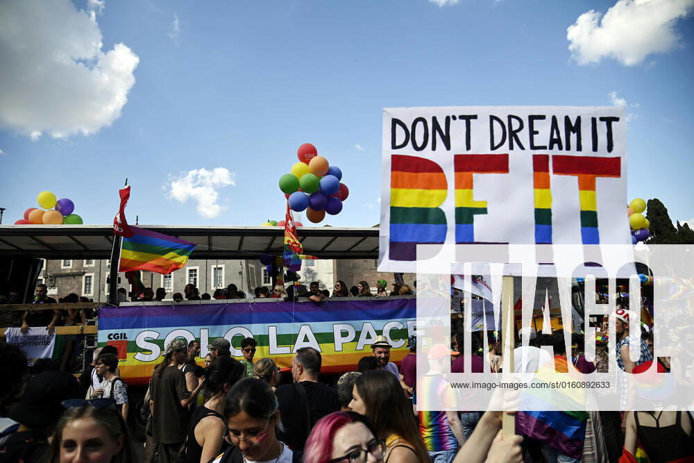 Members and supporters of the lesbian, gay, bisexual and transgender (LGBT) community take part in the Pride parade in Rome, Italy, 11 June 2022. ANSA RICCARDO ANTIMIANI Rome - ZUMAa110 20220611_zaf_a110_008