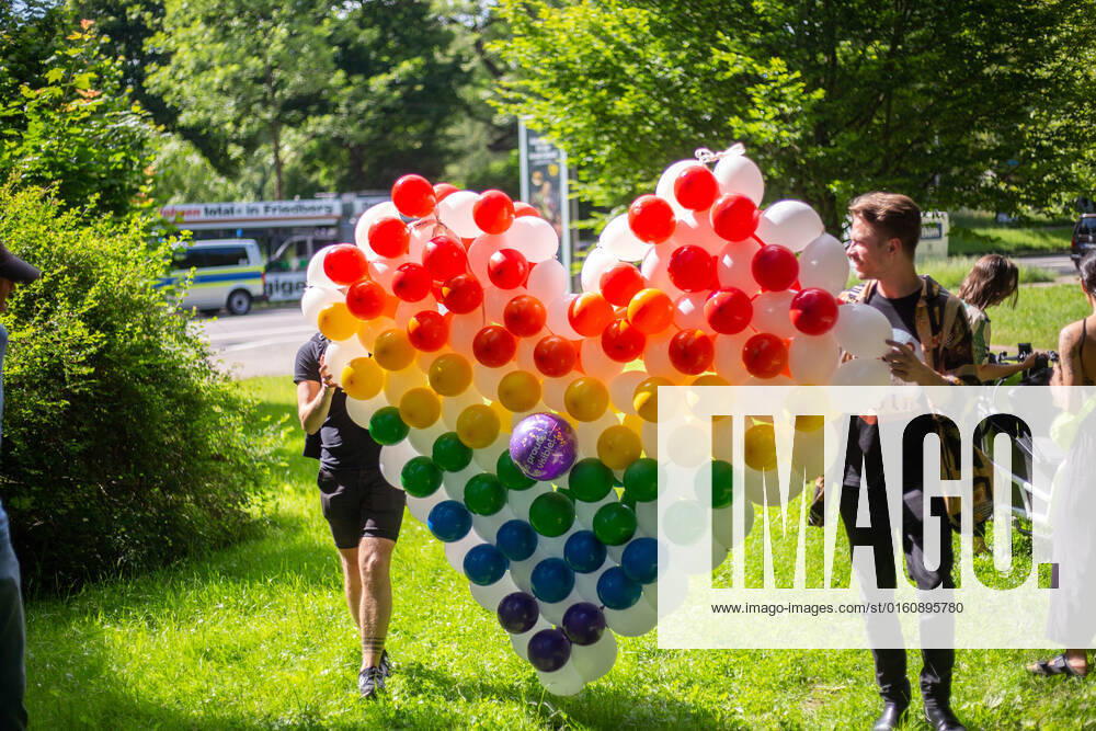 Dyke March in Augsburg Ca. 110 Menschen versammelten sich am 11.6.2022 in Augsburg zum Dyke* March, um für queere Sichtbarkeit bei Frauen, Nicht-Binären und Trans-Menschen und gegen Sexismus zu demonstrieren. -- On June 11, 2022 about 110 people joined the Dyke* March in AUgsburg, Germany to protest for queer visibility for women, non-binaries and trans-people and against sexism. Augsburg Bayern Deutschland