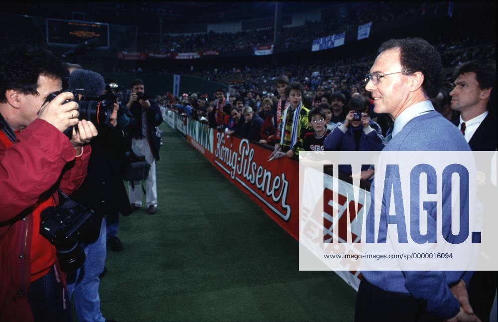 Trainer Franz Beckenbauer am Spielfeldrand umringt von Fotografen Fußball 1. BL Herren FC Bayern München Gruppe