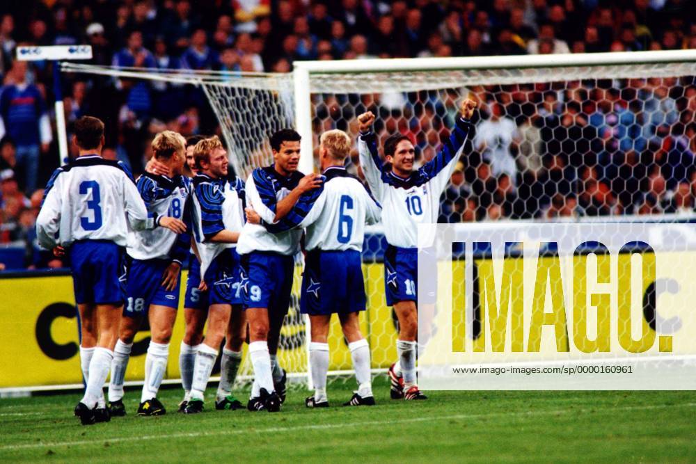 Mannschaftsjubel Island Fußball Länderspiel Herren Europameisterschaftsqualifikation 1999, EM-Qualifikation, Nationalmannschaft, Nationalteam Gruppe Stade de France Paris Begeisterung, Freude,