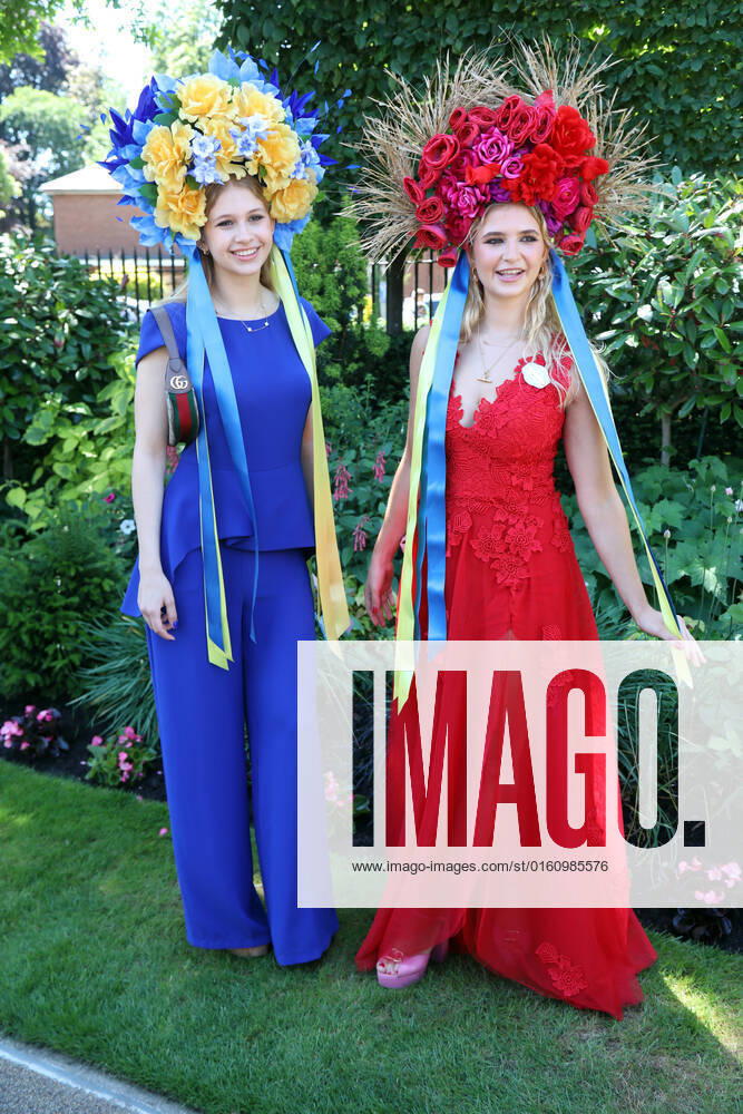 Ascot, Windsor, GBR Fashion Women with hats at the racecourse Ascot racecourse spectators, visitors, audience, fashion, fashionable, women, elegance, elegant, hats, high society, society, people, persons, female, feminine, headgear 220614D508ROYAL ASCOT JPG