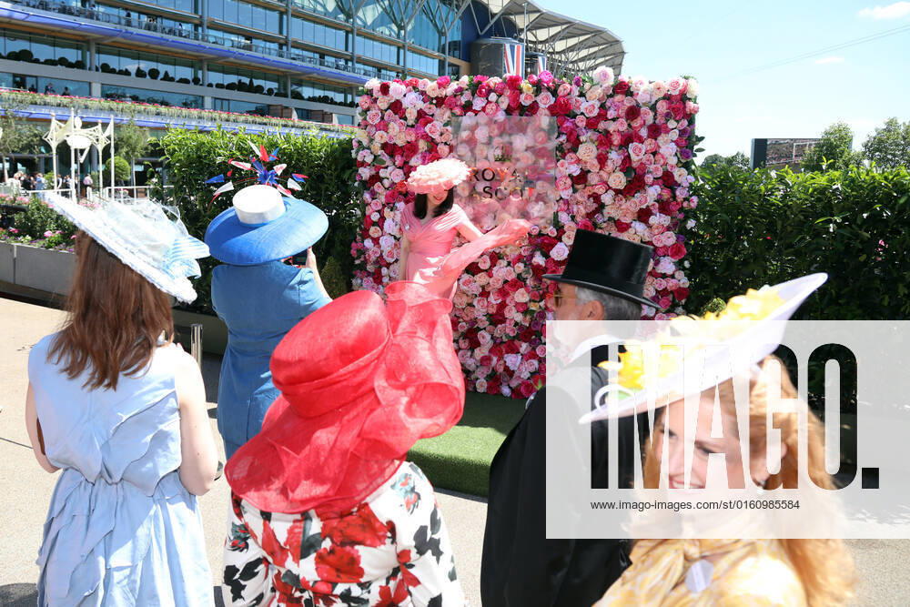 Ascot, Windsor, GBR Fashion Women with hats at the racecourse Ascot racecourse spectators, visitors, audience, fashion, fashionable, women, elegance, elegant, hats, high society, society, people, persons, female, feminine, headgear 220614D509ROYAL ASCOT JPG